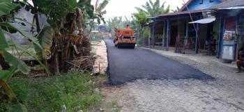 Bangun Dua Titik Jalan Aspal, Anggota Satgas TMMD Bojonegoro Datangkan Alat Berat